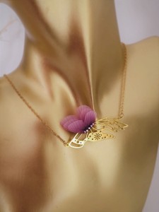 Naszyjnik Dłoń z motylem