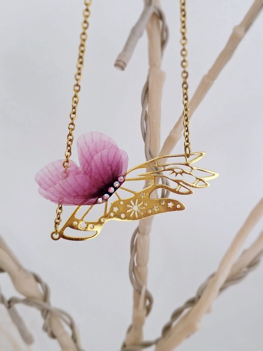 Naszyjnik Dłoń z motylem