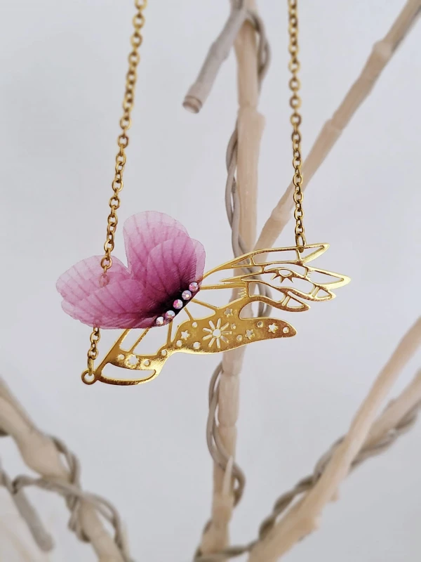 Naszyjnik Dłoń z motylem