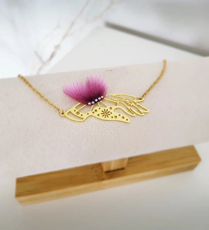 Naszyjnik Dłoń z motylem