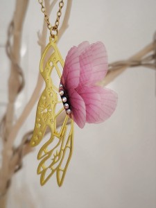 Naszyjnik Dłoń z motylem
