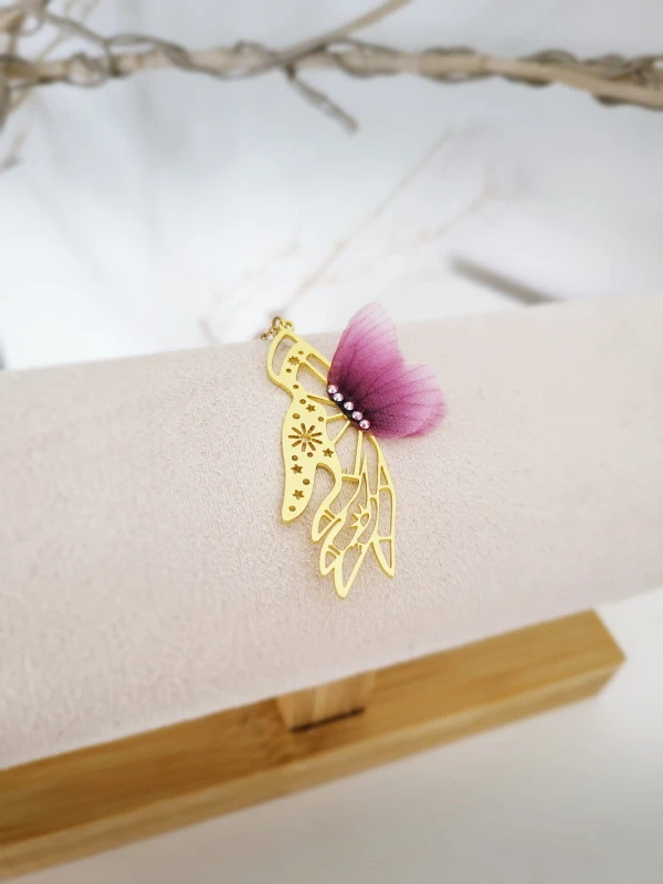 Naszyjnik Dłoń z motylem