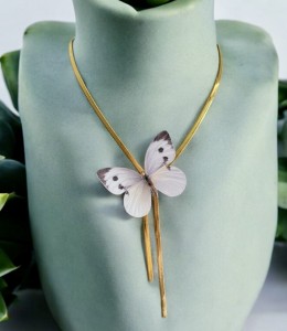 Naszyjnik z motylem z jedwabiu z kryształem Swarovski N1