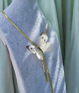 Naszyjnik z motylem z jedwabiu z kryształem Swarovski N1