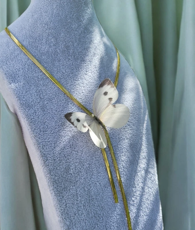 Naszyjnik z motylem z jedwabiu z kryształem Swarovski N1