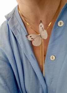 Naszyjnik z motylem z jedwabiu z kryształem Swarovski N1