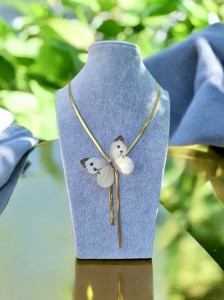 Naszyjnik z motylem z jedwabiu z kryształem Swarovski N1