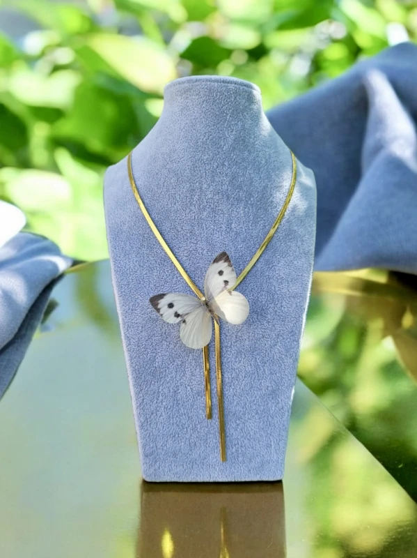 Naszyjnik z motylem z jedwabiu z kryształem Swarovski N1