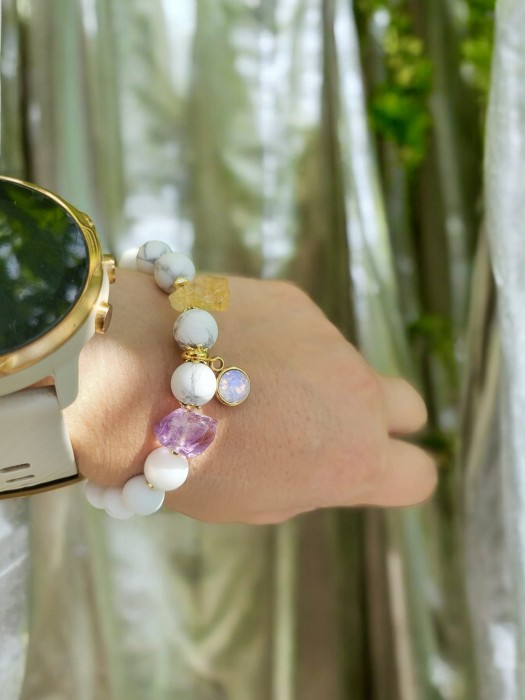 Bransoletka z białego jadeitu z ametystem cytrynem i zawieszką Biały Kruk