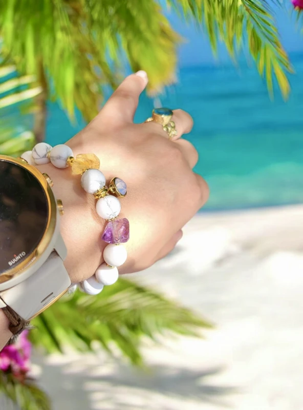 Bransoletka z białego jadeitu z ametystem cytrynem i zawieszką Biały Kruk