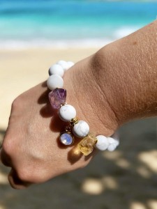 Bransoletka z białego jadeitu z ametystem cytrynem i zawieszką Biały Kruk