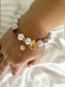 Bransoletka z białego jadeitu z ametystem cytrynem i zawieszką Biały Kruk