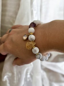 Bransoletka z białego jadeitu z ametystem cytrynem i zawieszką Biały Kruk