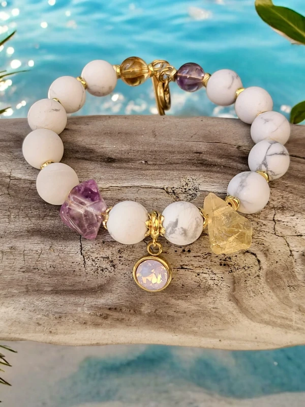 Bransoletka z białego jadeitu z ametystem cytrynem i zawieszką Biały Kruk