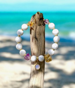 Bransoletka z białego jadeitu z ametystem cytrynem i zawieszką Biały Kruk