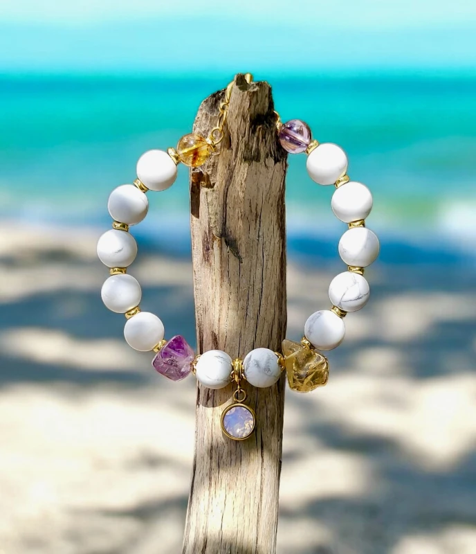 Bransoletka z białego jadeitu z ametystem cytrynem i zawieszką Biały Kruk