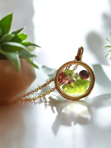 Medalion z granatami, perydotem i zielonym szkłem morskim