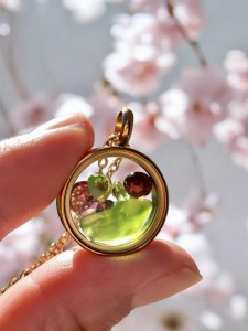 Medalion z granatami, perydotem i zielonym szkłem morskim