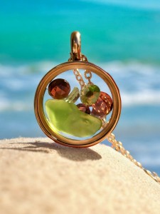 Medalion z granatami, perydotem i zielonym szkłem morskim