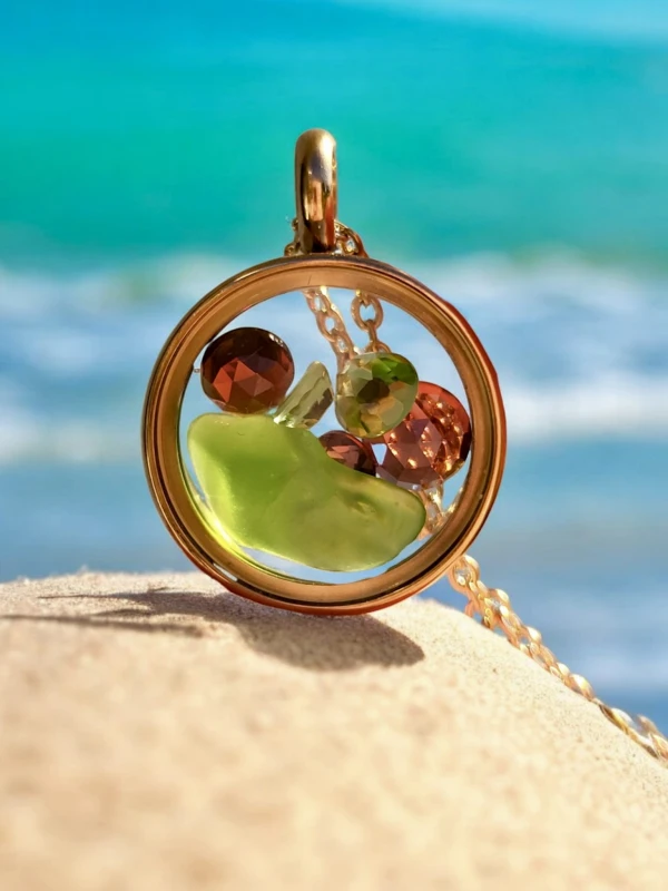 Medalion z granatami, perydotem i zielonym szkłem morskim