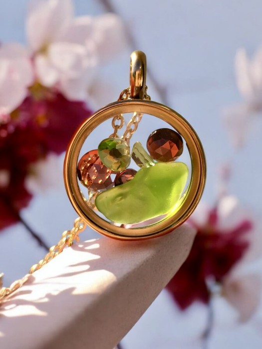 Medalion z granatami, perydotem i zielonym szkłem morskim