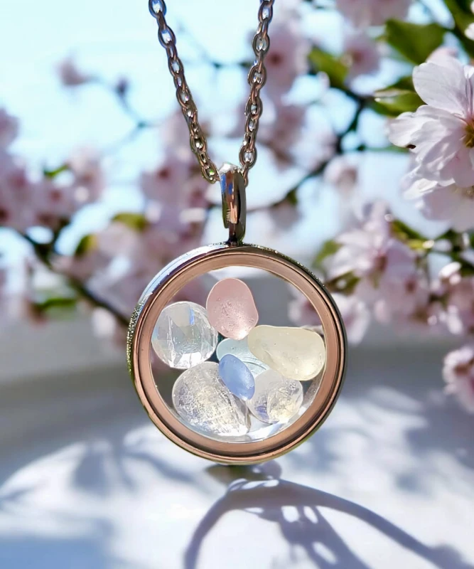 Naszyjnik medalion z kamieniami księżycowymi i pastelowym szkłem morskim