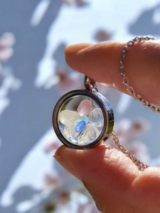 Naszyjnik medalion z kamieniami księżycowymi i pastelowym szkłem morskim