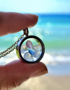 Naszyjnik medalion z kamieniami księżycowymi i pastelowym szkłem morskim