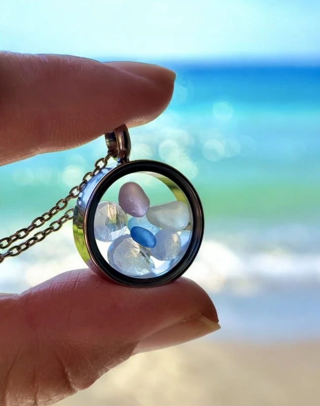 Naszyjnik medalion z kamieniami księżycowymi i pastelowym szkłem morskim