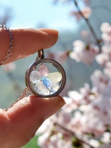 Naszyjnik medalion z kamieniami księżycowymi i pastelowym szkłem morskim