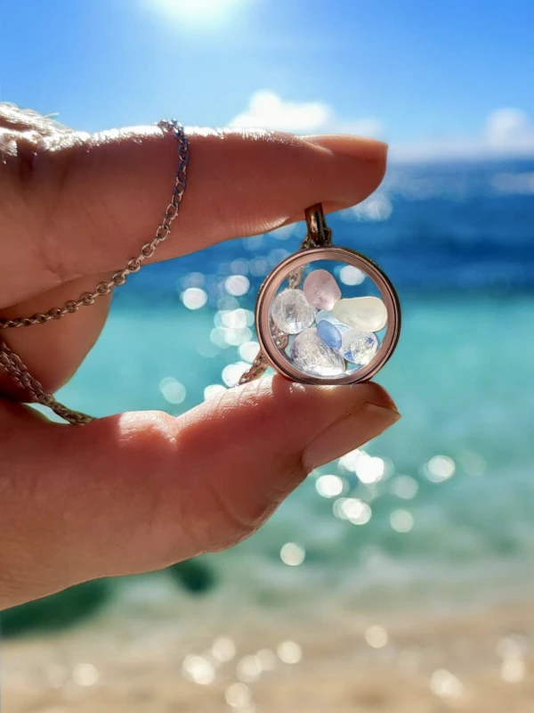 Naszyjnik medalion z kamieniami księżycowymi i pastelowym szkłem morskim