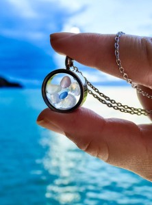 Naszyjnik medalion z kamieniami księżycowymi i pastelowym szkłem morskim