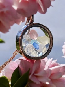 Naszyjnik medalion z kamieniami księżycowymi i pastelowym szkłem morskim