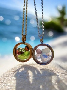 Naszyjnik medalion z kamieniami księżycowymi i pastelowym szkłem morskim