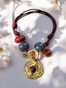 Bransoletka sznurkowa z ametystem i bordową zawieszką