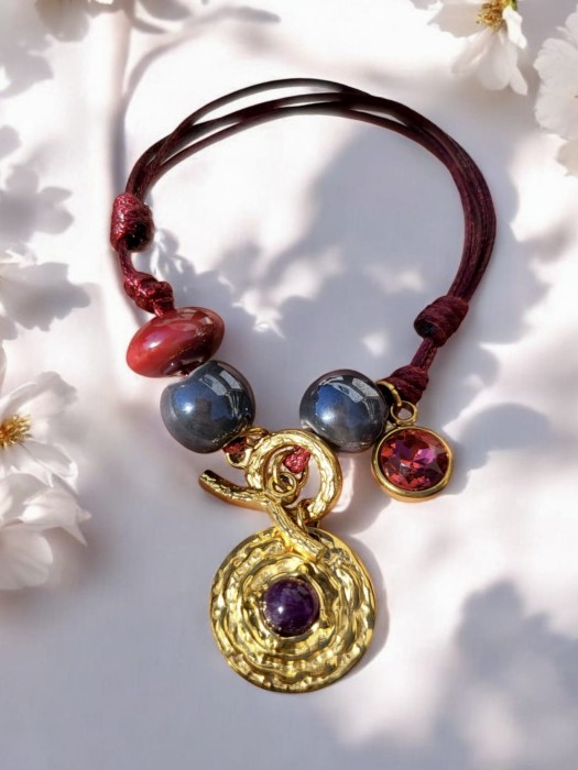 Bransoletka sznurkowa z ametystem i bordową zawieszką