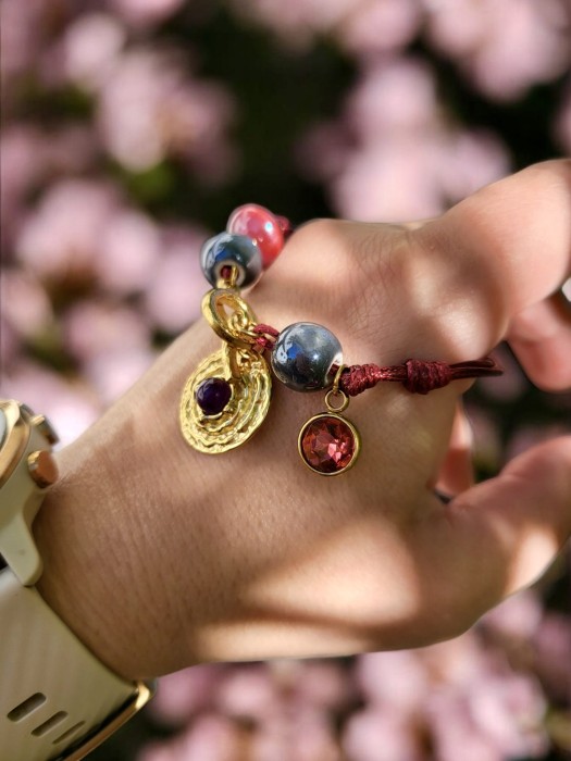 Bransoletka sznurkowa z ametystem i bordową zawieszką