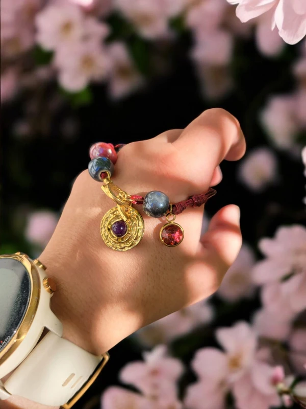 Bransoletka sznurkowa z ametystem i bordową zawieszką