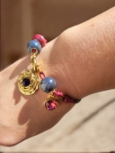 Bransoletka sznurkowa z ametystem i bordową zawieszką