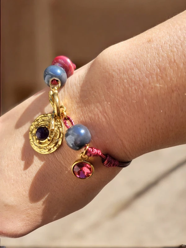 Bransoletka sznurkowa z ametystem i bordową zawieszką