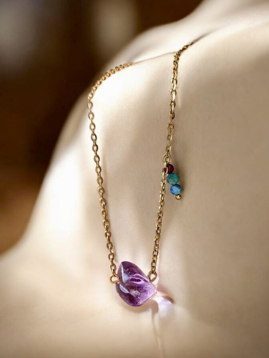 Naszyjnik z bryłką ametystu, zawieszą z amazonitu, apatytu i rubinu
