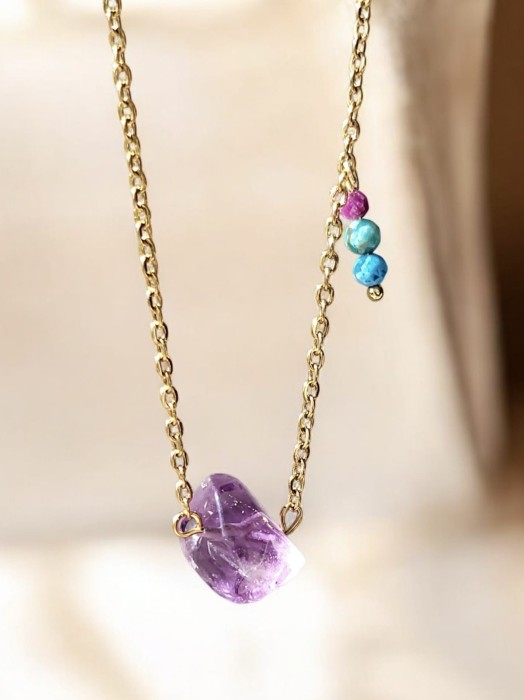 Naszyjnik z bryłką ametystu, zawieszą z amazonitu, apatytu i rubinu