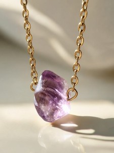 Naszyjnik z bryłką ametystu, zawieszą z amazonitu, apatytu i rubinu