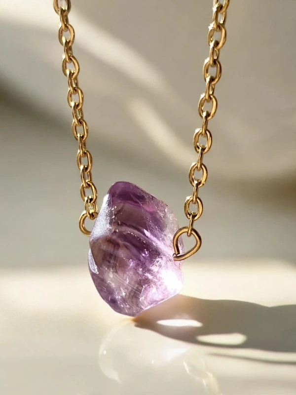 Naszyjnik z bryłką ametystu, zawieszą z amazonitu, apatytu i rubinu