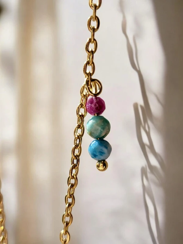 Naszyjnik z bryłką ametystu, zawieszą z amazonitu, apatytu i rubinu