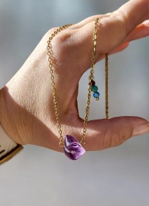 Naszyjnik z bryłką ametystu, zawieszą z amazonitu, apatytu i rubinu