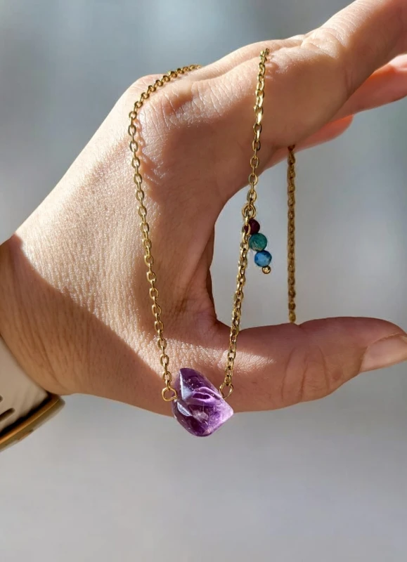 Naszyjnik z bryłką ametystu, zawieszą z amazonitu, apatytu i rubinu
