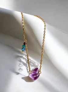 Naszyjnik z bryłką ametystu, zawieszą z amazonitu, apatytu i rubinu