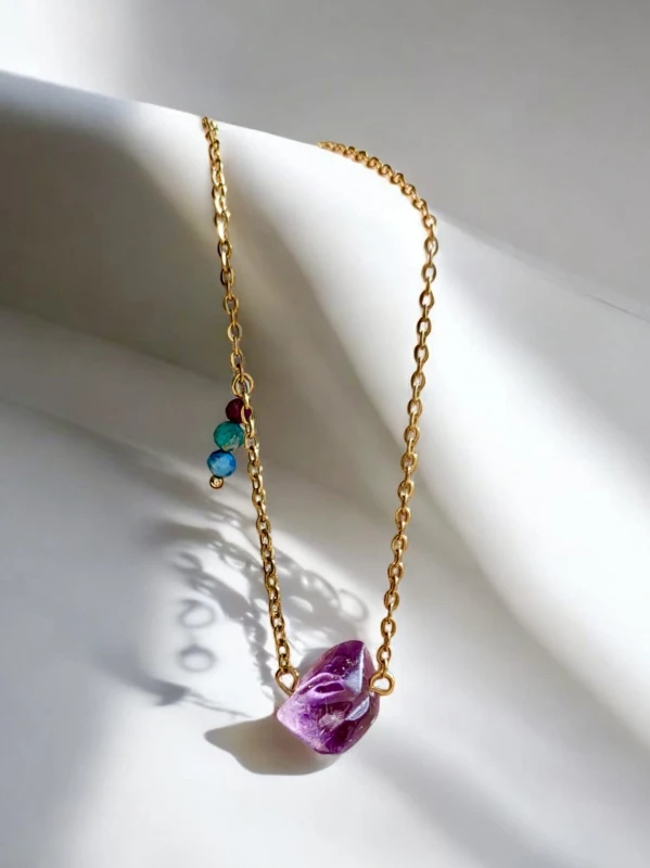 Naszyjnik z bryłką ametystu, zawieszą z amazonitu, apatytu i rubinu