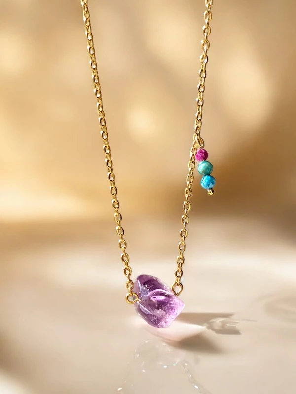 Naszyjnik z bryłką ametystu, zawieszą z amazonitu, apatytu i rubinu